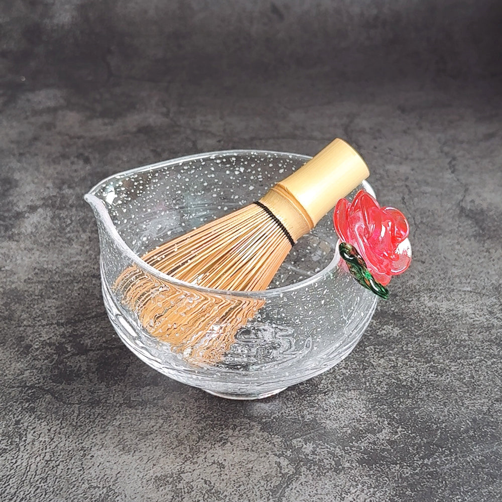 ชุดมัทฉะ Rose ประกอบด้วยชามมัทฉะ ที่วางแปรงชงมัทฉะ และจานของหวาน