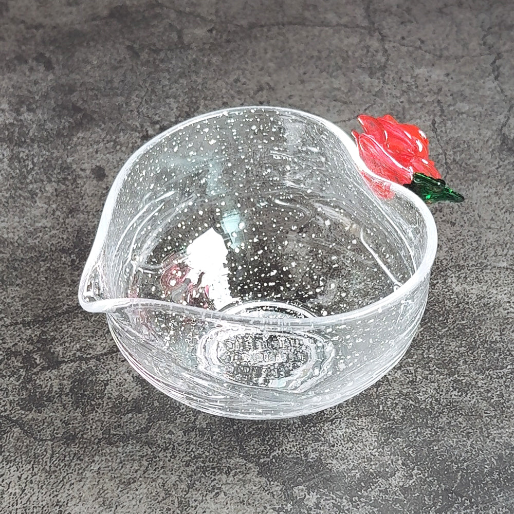 ชุดมัทฉะ Rose ประกอบด้วยชามมัทฉะ ที่วางแปรงชงมัทฉะ และจานของหวาน