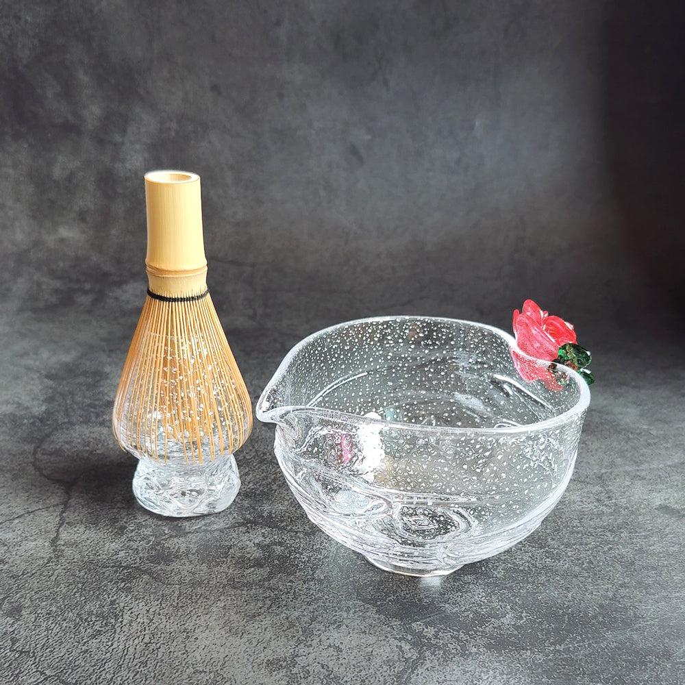 ชุดมัทฉะ Rose ประกอบด้วยชามมัทฉะ ที่วางแปรงชงมัทฉะ และจานของหวาน