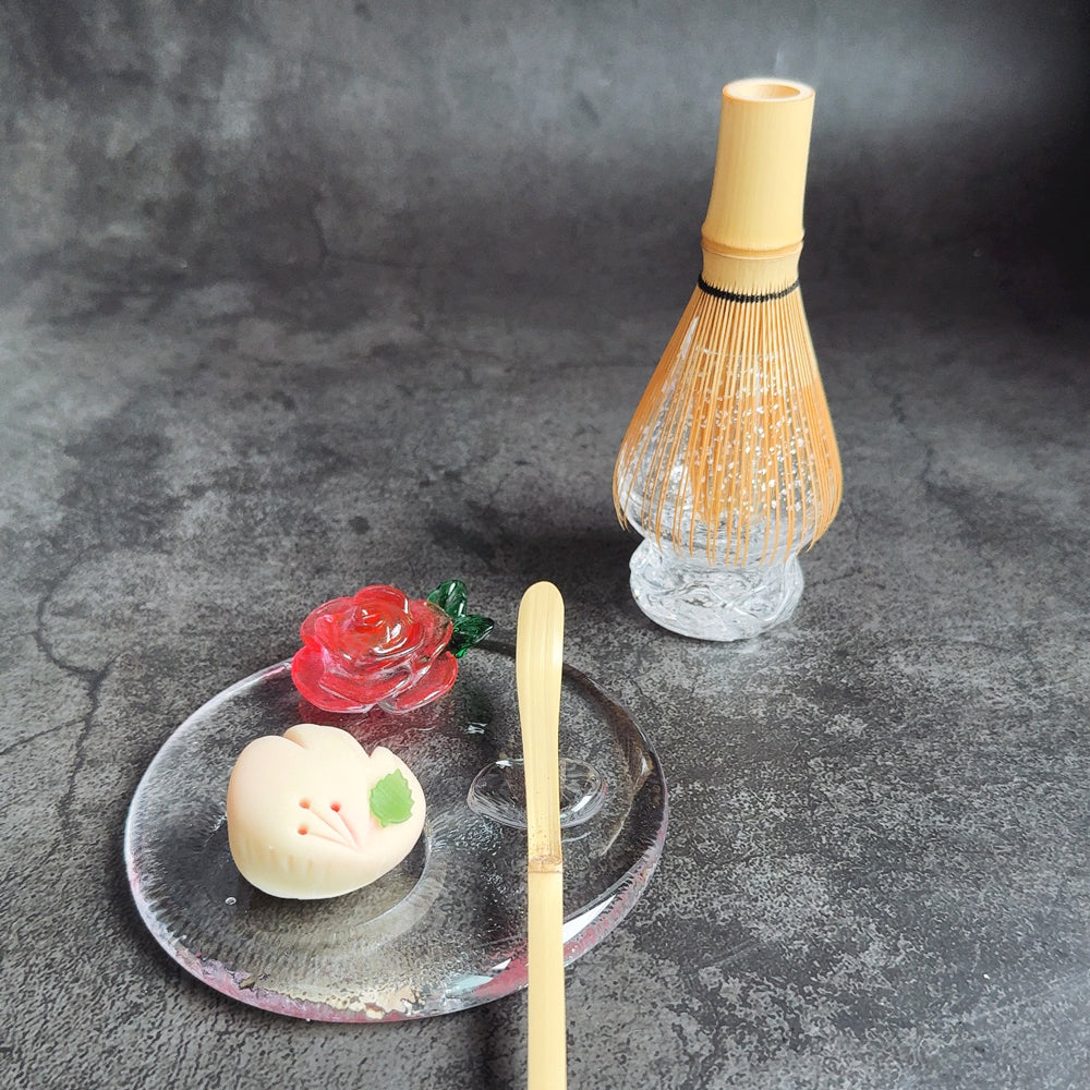 ชุดมัทฉะ Rose ประกอบด้วยชามมัทฉะ ที่วางแปรงชงมัทฉะ และจานของหวาน