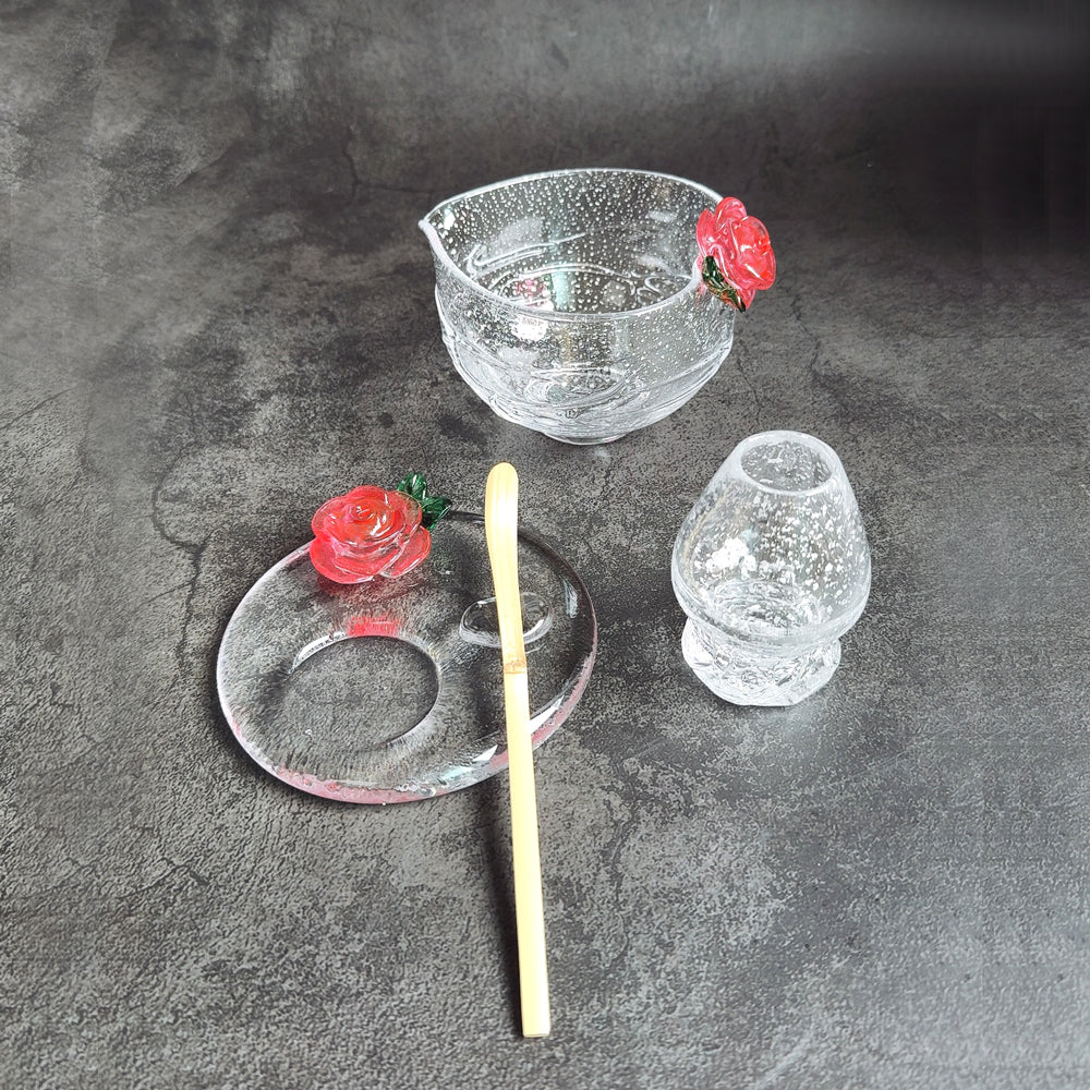 ชุดมัทฉะ Rose ประกอบด้วยชามมัทฉะ ที่วางแปรงชงมัทฉะ และจานของหวาน