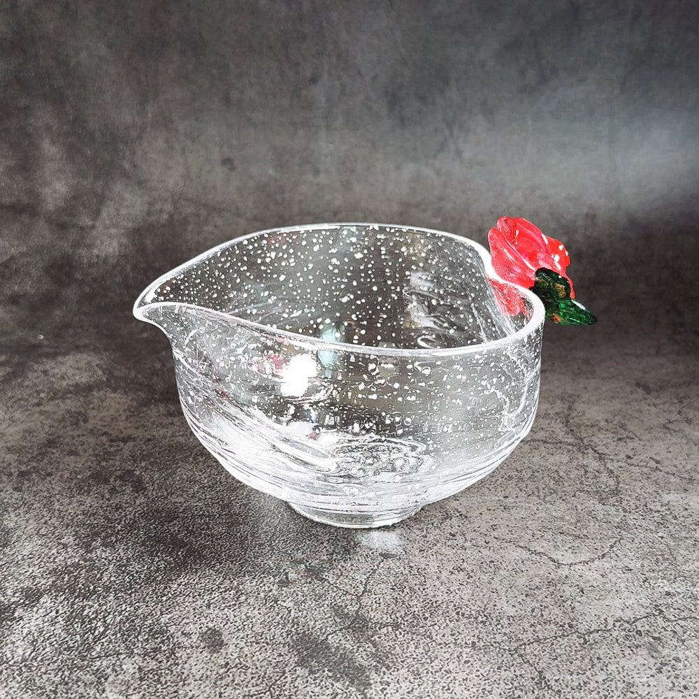 ชุดมัทฉะ Rose ประกอบด้วยชามมัทฉะ ที่วางแปรงชงมัทฉะ และจานของหวาน
